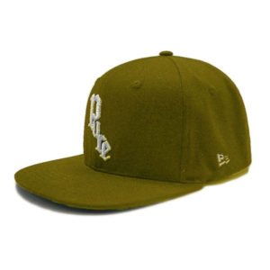 приталенные шляпы с логотипом компании