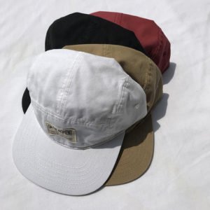 кепки и рубашки с логотипом компании