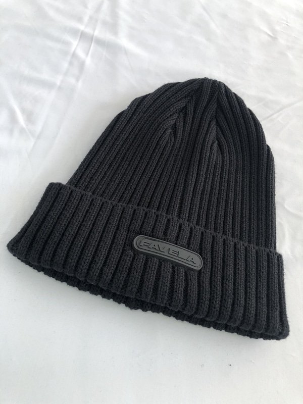 قبعات شتوية بشعار الماركة