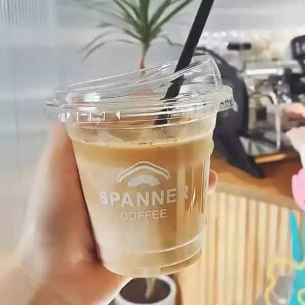 clear plastic coffee cups
