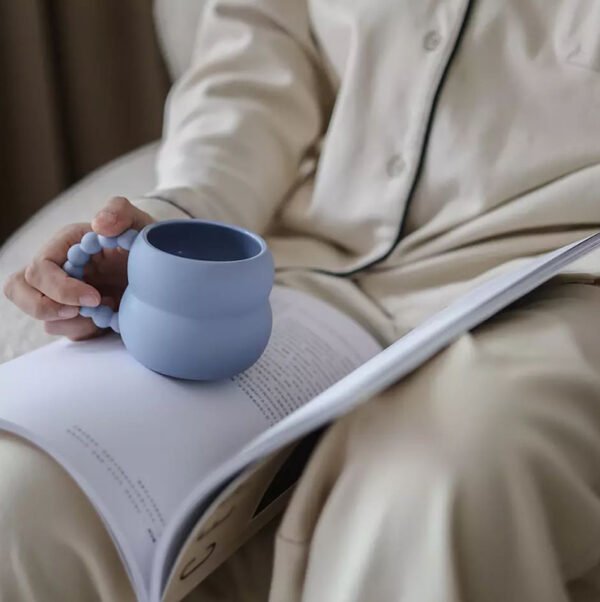 pequeños vasos de plástico con asas
