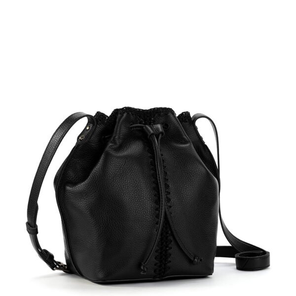 mochila con cordón de cuero negro